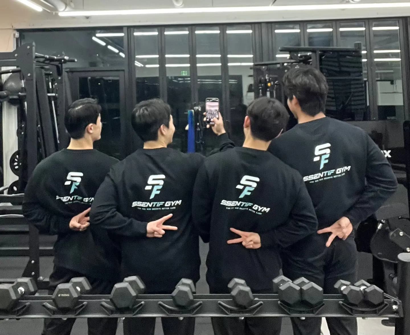 센티프짐 로고가 박힌 단체복을 입은 코치진